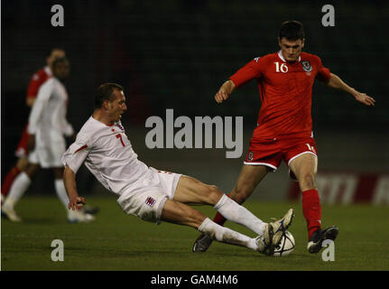 Owain Tudur Jones aus Wales beobachtet den Ball und die Füße von Jeff Stasser aus Luxemburg während des Internationalen Spiels im Stade Josy Barthel in Luxemburg. Stockfoto