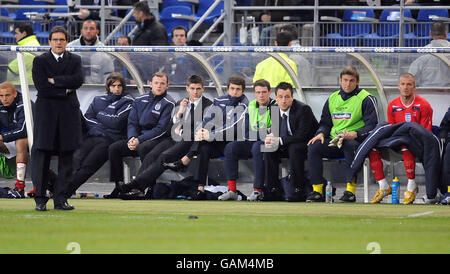 Englands Manager Fabio Capello sieht Jonathan Woodgate, Wayne Rooney, Steven Gerrard, Joe Cole, Wayne Bridge, John Terry, Robert Green und David Beckham sitzen während des Internationalen Freundschaftsspiel im Stade de France, Paris, Frankreich, auf der Bank. Stockfoto