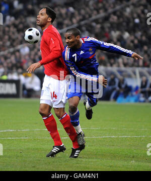 Der Engländer Joleon Lescott im Einsatz mit Florent Malouda aus Frankreich während des Internationalen Freundschaftsspiel im Stade de France, Paris, Frankreich. Stockfoto