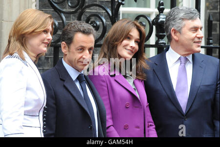 Der französische Präsident Nicolas Sarkozy und seine Frau Carla Bruni treffen Premierminister Gordon Brown und seine Frau Sarah in der Downing Street 10 in London. Stockfoto