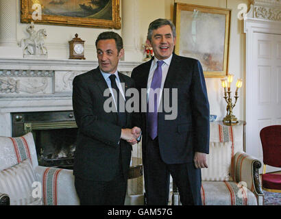 Premierminister Gordon Brown (rechts) mit dem französischen Präsidenten Nicolas Sarkozy in der Downing Street 10, London. Stockfoto