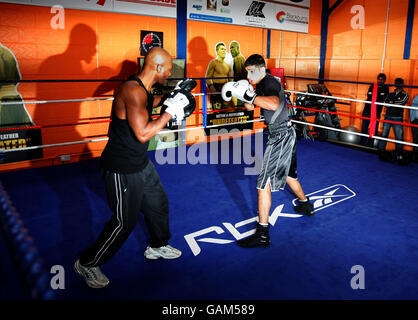 Boxen - Amir Khan Media Work Out - Gloves Community Center. Amir Khan in Aktion bei einem Medienwork im Gloves Community Center, Bolton. Stockfoto