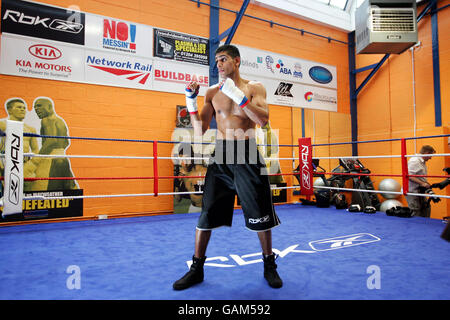 Boxen - Amir Khan Media Work Out - Gloves Community Center. Amir Khan steht im Ring während eines medialen Work-out im Gloves Community Center, Bolton. Stockfoto