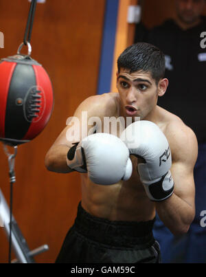 Boxen - Amir Khan Media Work Out - Gloves Community Center. Amir Khan in Aktion bei einem Medienwork im Gloves Community Center, Bolton. Stockfoto