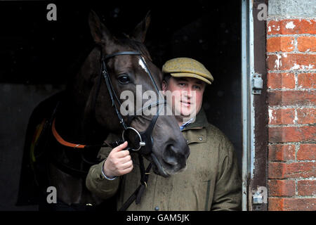 Pferderennen - Cheltenham Festival - Tag Vier - Cheltenham Rennbahn. Trainer Paul Nicholls steht mit Denman, dem Gewinner des Cheltenham Gold Cup 2008, auf der Tribüne Stockfoto