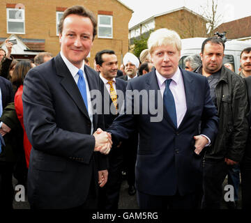 Der konservative Führer David Cameron schüttelt dem konservativen Kandidaten für den Bürgermeister von London, Boris Johnson, die Hand, der heute die letzte Phase seiner bürgermeisterlichen Kampagne in der Bounces Road Community Hall, North London, gestartet hat. Stockfoto