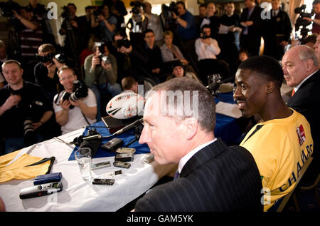 Rugby League - Castleford Tigers - Dwain Chambers Pressekonferenz - Der Dschungel. Dwain Chambers (gelbes Hemd) während einer Pressekonferenz im Jungle, Castleford. Stockfoto