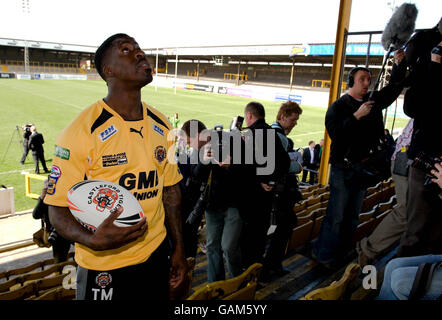 Rugby League - Castleford Tigers - Dwain Chambers Pressekonferenz - Der Dschungel. Dwain Chambers während einer Pressekonferenz im Dschungel, Castleford. Stockfoto