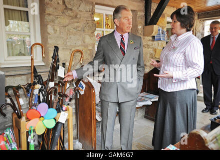 Prinz Charles vor dem Dorfladen in Ravenstonedale, Cumbria mit Besitzerin Louise Dinnes. Der Laden ist Teil des „Black Swan“-Pubs in Ravenstonedale, das von der Prince's „Pub is the Hub“-Initiative umgestaltet wurde, die dazu beigetragen hat, 300 Einheimische in ganz Großbritannien zu regenerieren. Stockfoto