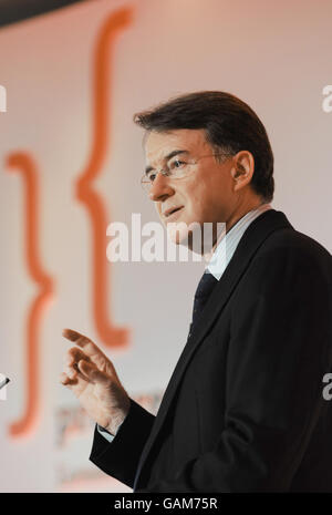 EU-Handelskommissar Peter Mandelson leitet heute eine Debatte auf der Konferenz und dem Gipfel über Progressive Governance in Hertfordshire. Stockfoto