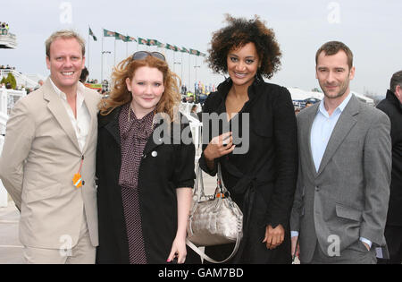 Die Stars der Coronation Street, Antony Cotton, Jennie McAlpine, Tupele Dorgu und Charlie Condou, sind beim Ladies' Day in Aintree zu sehen. Stockfoto