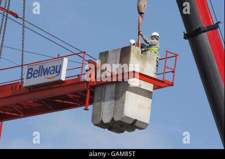 Am Standort des Großbrands in Albion Gardens in Edinburgh werden Arbeiten zur Demontage eines Krans in Gange sein. Stockfoto