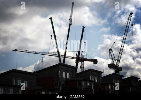 Kran demontiert. Am Standort des Großbrands in Albion Gardens in Edinburgh werden Arbeiten zur Demontage eines Krans in Gange sein. Stockfoto