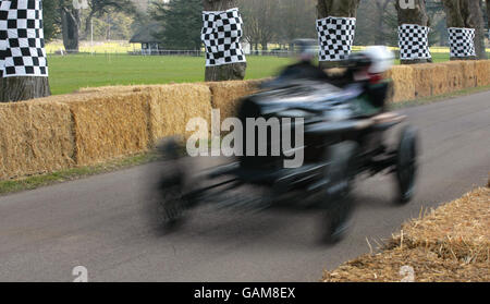 Ein Auto rast am Cricket-Platz im Goodwood House in der Nähe von Chichester, West Sussex vorbei, während der Pressevorstellung des diesjährigen Festival of Speed, das am 11., 12. Und 13. Juli stattfindet. Stockfoto