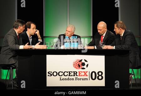 l-r; Francisco Roca Perez, CEO, Liga Nacional de Futbol Profesional (Spanien), Tiago Craveiro, GS & Marketing Director, Liga Portuguesa de Futebol Profissional (Portugal), Dr. Rogan Taylor, Director von F.I.G, Liverpool University (versteckt), Wojtek Dobrzynski, Marketing Director, Ekstraklasa (Polen) und Tom Bender, Director of Marketing, Deutschland, Soccerex Communications London Forum, Wembley Stadium. Stockfoto