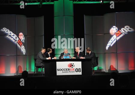 l-r; Francisco Roca Perez, CEO, Liga Nacional de Futbol Profesional (Spanien), Tiago Craveiro, GS & Marketing Director, Liga Portuguesa de Futebol Profissional (Portugal), Dr. Rogan Taylor, Director von F.I.G, Liverpool University (versteckt), Wojtek Dobrzynski, Marketing Director, Ekstraklasa (Polen) und Tom Bender, Director of Marketing, Deutschland, Soccerex Communications London Forum, Wembley Stadium. Stockfoto