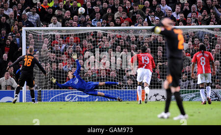 Daniele De Rossi von Roma hat beim UEFA Champions League-, Quarter Final- und Second Leg-Spiel in Old Trafford, Manchester, einen Elfmeter über die Latte geschmettern. Stockfoto