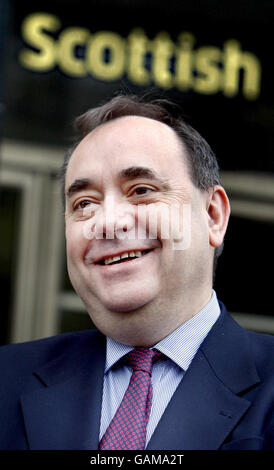 Schottlands erster Minister Alex Salmond vor dem St. Andrews House in Edinburgh. Der erste Minister Alex Salmond nahm heute an den Gesprächen über die Einrichtung eines hochrangigen Ministergremiums Teil, um den Weg der Dezentralisierung zu ebnet. Stockfoto