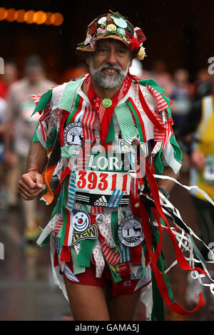 Leichtathletik - Flora London Marathon 2008. Ein Läufer beim Flora London Marathon 2008. Stockfoto