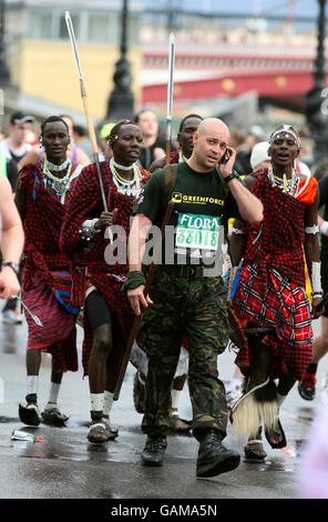 Masai-Krieger aus Tansania nehmen am Flora London Marathon 2008 Teil. Stockfoto