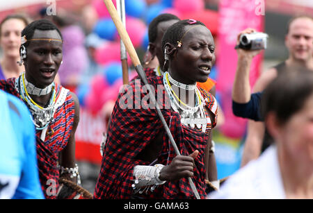 Masai-Krieger aus Tansania nehmen am Flora London Marathon 2008 Teil. Stockfoto