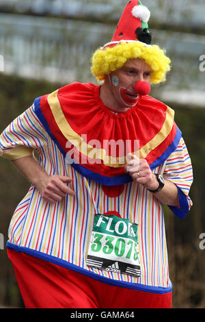 Leichtathletik - Flora London Marathon 2008. Ein Teilnehmer, der als Clown gekleidet war, während des Flora London Marathon 2008. Stockfoto