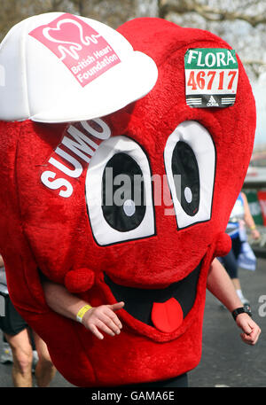 Leichtathletik - Flora London Marathon 2008. Ein als Riesenherz gekleideter Konkurrent, der im Auftrag der British Heart Foundation während des Flora London Marathon 2008 läuft. Stockfoto