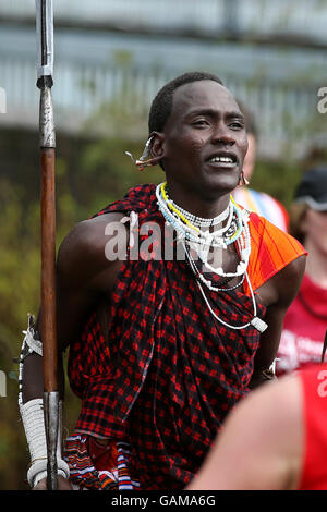 Leichtathletik - Flora London Marathon 2008. Masai-Krieger aus Tansania nehmen am Flora London Marathon 2008 Teil. Stockfoto