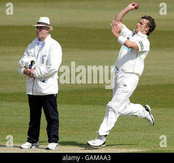 Cricket - Liverpool Victoria County Championship - Division One - Hampshire gegen Sussex - Day One - The Rose Bowl. Shane Bond aus Hampshire in Aktion während des Spiels der LV County Championship Division One im Rose Bowl, Southampton. Stockfoto