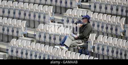 Zuschauer während des Spiels der LV County Championship Division One im Rose Bowl in Southampton. Stockfoto