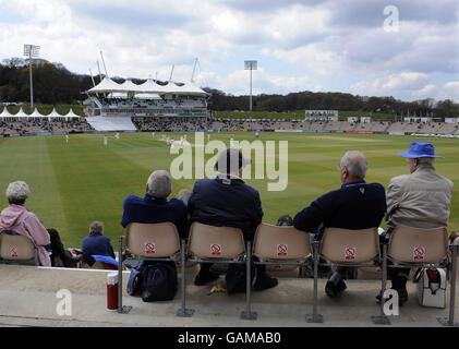 Zuschauer sitzen auf der Tribüne und beobachten Hampshire gegen Sussex während des Spiels der LV County Championship Division One im Rose Bowl in Southampton. Stockfoto