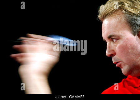 Darts - Ladbrookes Weltmeisterschaft 2003. Phil Taylor im Kampf gegen Dennis Smith Stockfoto