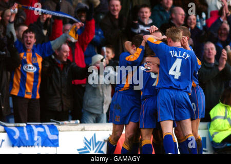 Nigel Jemson von Shrewsbury Town wird vor dem Shrewsbury gejammt Fans, wie er feiert, nachdem er das Eröffnungtor gegen das Tor erzielt hat Everton Stockfoto