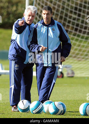 Newcastle United Manager Kevin Keegan mit Assistant Manager Chris Hughton während einer Trainingseinheit bei Longbenton, Newcastle. Stockfoto