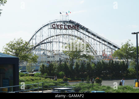 Luna Park Cyclone Fahrt in Coney Island. Stockfoto