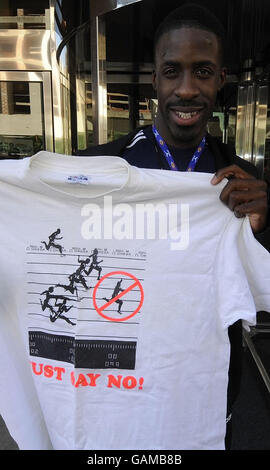 Dwain Chambers der GB und NI Team Sprinter in Valencia hält heute ein T-Shirt, das zeigt, wie der entehrt Sprinter Ben Johnson seine olympische Goldmedaille gewann, während einer Pressekonferenz in Valencia, Spanien. Chambers wird beim 60-m-Rennen bei den Leichtathletik-Weltmeisterschaften in der Stadt antreten. Stockfoto