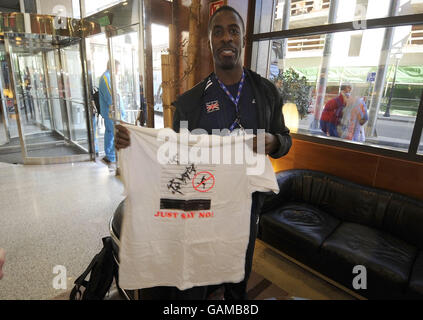 Dwain Chambers der GB und NI Team Sprinter in Valencia hält heute ein T-Shirt, das zeigt, wie der entehrt Sprinter Ben Johnson seine olympische Goldmedaille gewann, während einer Pressekonferenz in Valencia, Spanien. Chambers wird beim 60-m-Rennen bei den Leichtathletik-Weltmeisterschaften in der Stadt antreten. Stockfoto