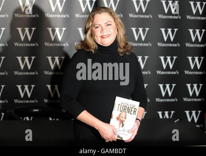 Die Hollywood-Schauspielerin Kathleen Turner hält ein Exemplar ihres neuesten Buches „Send Yourself Roses: My Life“ bei Waterstone's, Piccadilly im Zentrum von London. Stockfoto