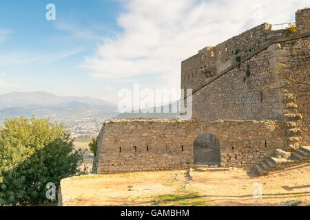 Landschaft von Palamidi Burg in Nafplio in Griechenland gegen die alte Stadt. Stockfoto