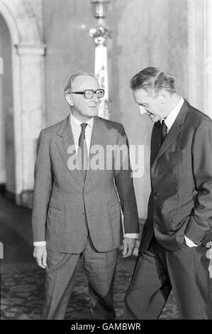 Lord Carrington Außenminister (links) spricht zu Ian Smith, als er die Delegierten im Lancaster Haus bei der Eröffnung der Zimbabwe Rhodesia Verfassungskonferenz begrüßte. Stockfoto