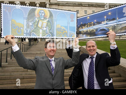 Nordirland Junior Minister Jeffrey Donaldson (links) mit Michael Kennedy, General Manager Royal Mail Northern Ireland, mit zwei der Marken, die in Stormont, Belfast, gestartet wurden. Stockfoto