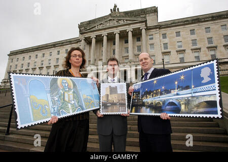 Die Künstlerin Clare Melinsky (links), der Juniorminister Jeffrey Donaldson (Mitte) und Michael Kennedy, General Manager Royal Mail Northern Ireland, mit drei der Marken, die in Stormont, Belfast, gestartet wurden. Stockfoto