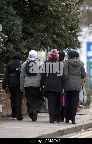 Vermisste Kinder dachten, gewaltsam verheiratet zu sein. Die Schüler gehen von der Schule in Harrow, Middlesex, nach Hause. Stockfoto