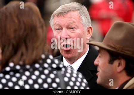 Pferderennen - Cheltenham Festival - Tag Vier - Cheltenham Rennbahn. Alex Ferguson mischt sich während des Cheltenham Festivals Stockfoto