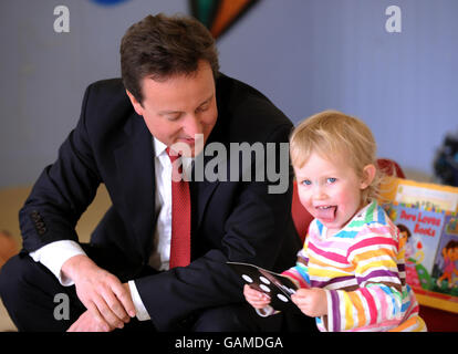 Der konservative Führer David Cameron liest Kindern heute im Rainbow-Kinderbetreuungszentrum in Whitley Bay eine Geschichte vor, bevor die jährliche Frühjahrsforumkonferenz der Konservativen Partei im Sage in Gateshead beginnt. Stockfoto