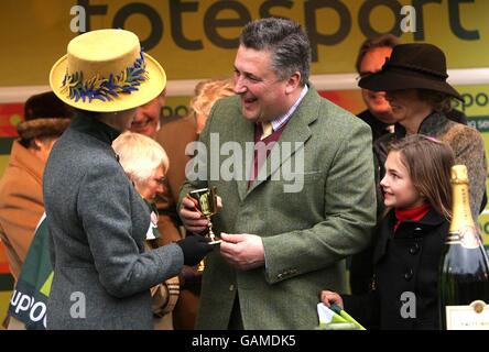 Prinzessin Anne überreicht die Trophäe an Trainer Paul Nicholls Sieg mit Denman im totesport Cheltenham Gold Cup Chase Während des Cheltenham Festivals Stockfoto