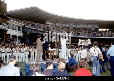 HRH der Herzog von Edinburgh (c) sieht auf als West Indies Kapitän, und man of the Match, Clive Lloyd (c, r) hält die Prudential World Cup hoch, nachdem sein Team gewann das erste Finale mit 17 Läufen Stockfoto