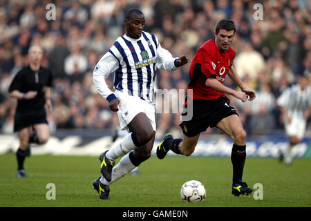 Fußball - FA Barclaycard Premiership - West Bromwich Albion / Manchester United. Jason Roberts von West Bromwich Albion (l) wird von Roy Keane von Manchester United (r) geschlossen Stockfoto