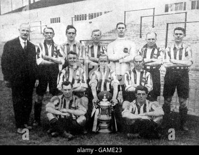 Sheffield United, FA Cup Gewinner 1924-25: (Hintere Reihe, l-r) Sekretär-Manager John Nicholson, Harry Pantling, Seth King, Bill Cook, Charles Sutcliffe, Ernest Milton, George Green (mittlere Reihe, l-r) Thomas Boyle, Harry Johnson, Billy Gillespie (erste Reihe, l-r) Dave Mercer, Fred Tunstall Stockfoto