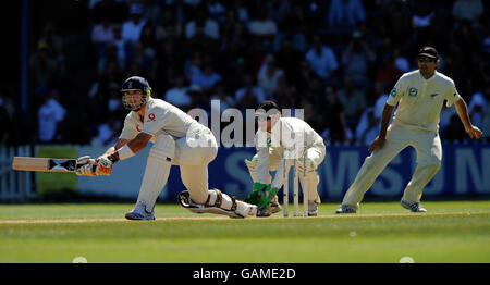 Der englische Kevin Pietersen fegt während des 2. Tests im Basin Reserve, Wellington, Neuseeland von neuseeländischem Flechtmeister Brendon McCullum und Stephen Fleming (rechts). Stockfoto